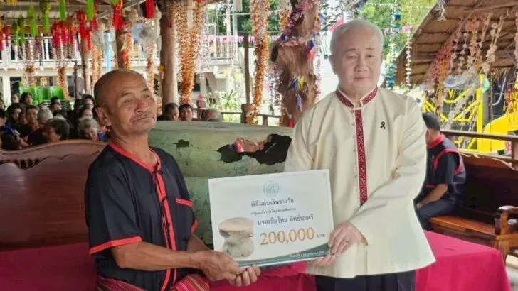 Man Receives 200,000 Baht For Ancient Bronze Drum