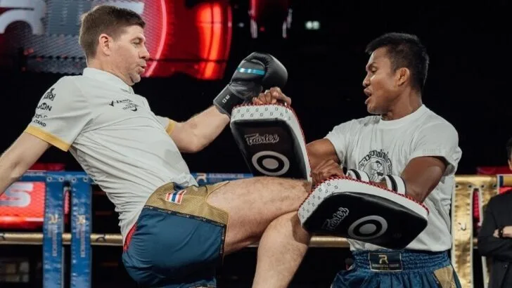 Steven Gerrard visits Rajadamnern, trains Muay Thai with Buakaw