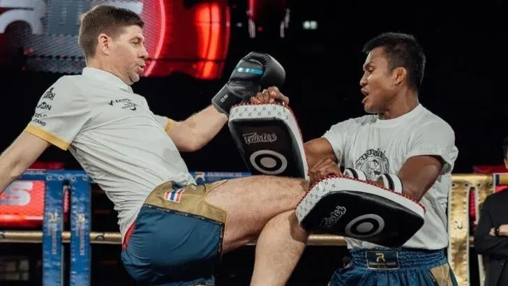 Steven Gerrard visits Rajadamnern, trains Muay Thai with Buakaw