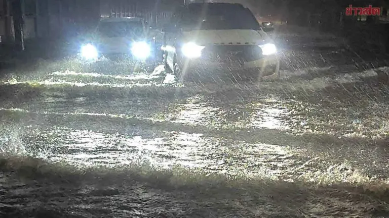 Heavy Rain Floods Sriracha Streets, High Tide Worsens Situation