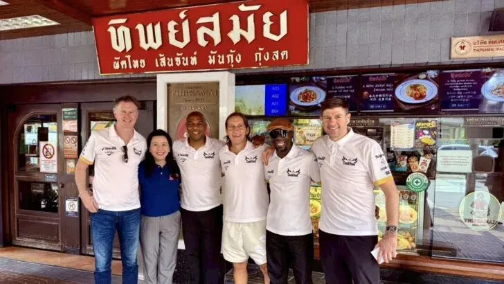 Steven Gerrard and football stars enjoy Pad Thai in Bangkok