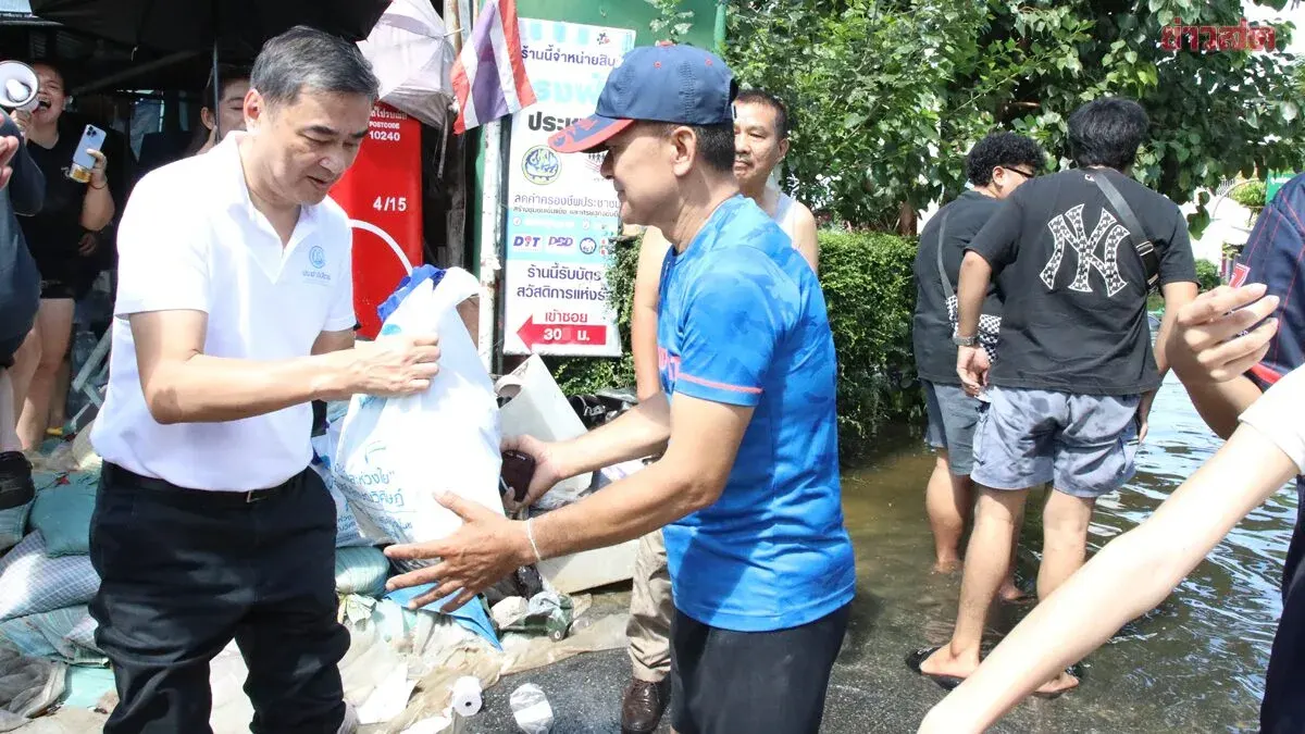 Democrat Party Leaders Deliver Aid to Flood-Hit Bangkok Community