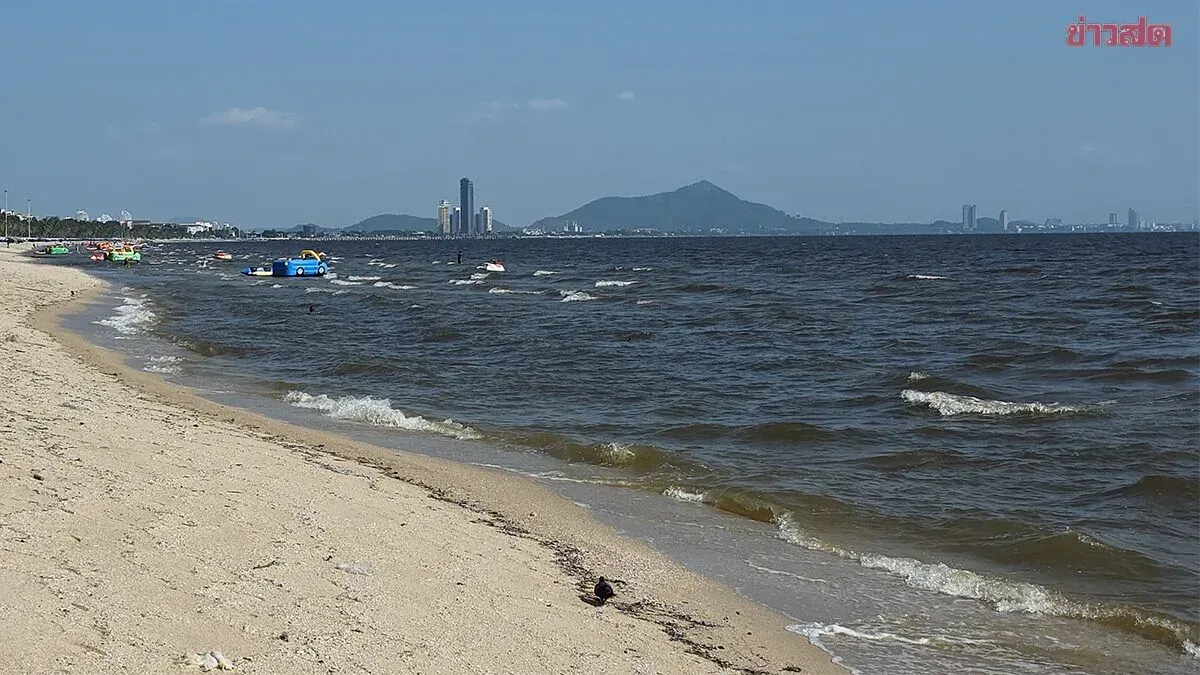 Dark Water at Bang Saen Beach Keeps Tourists Out