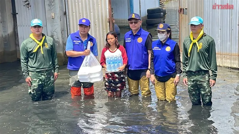 Floodwaters Inundate Pathum Thani Village for Over Ten Days