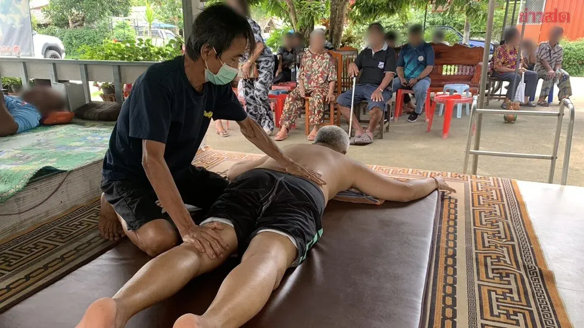 Southern Thais Flock To Free Treatment By Bone Master