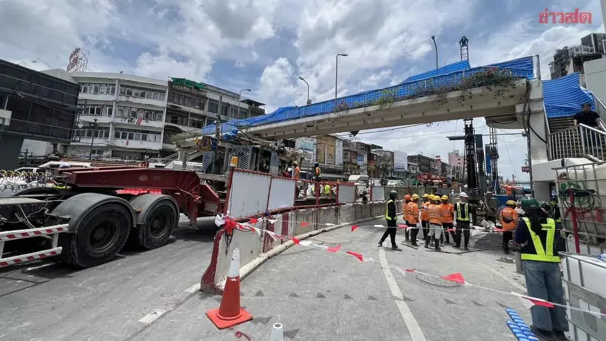 All Lanes Closed on Pracha Thipat Road Over Transit Tunnel Leak