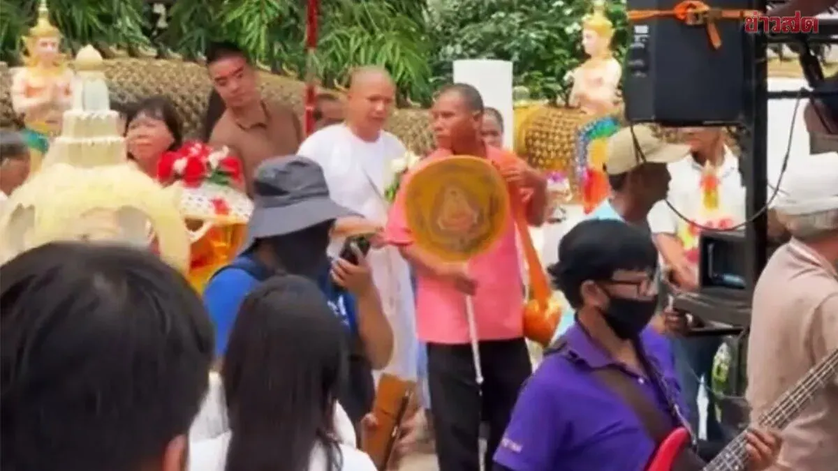 Swarm of Giant Honeybees Attacks Naga Procession, Injuring 11 People and Forcing Parade to Halt