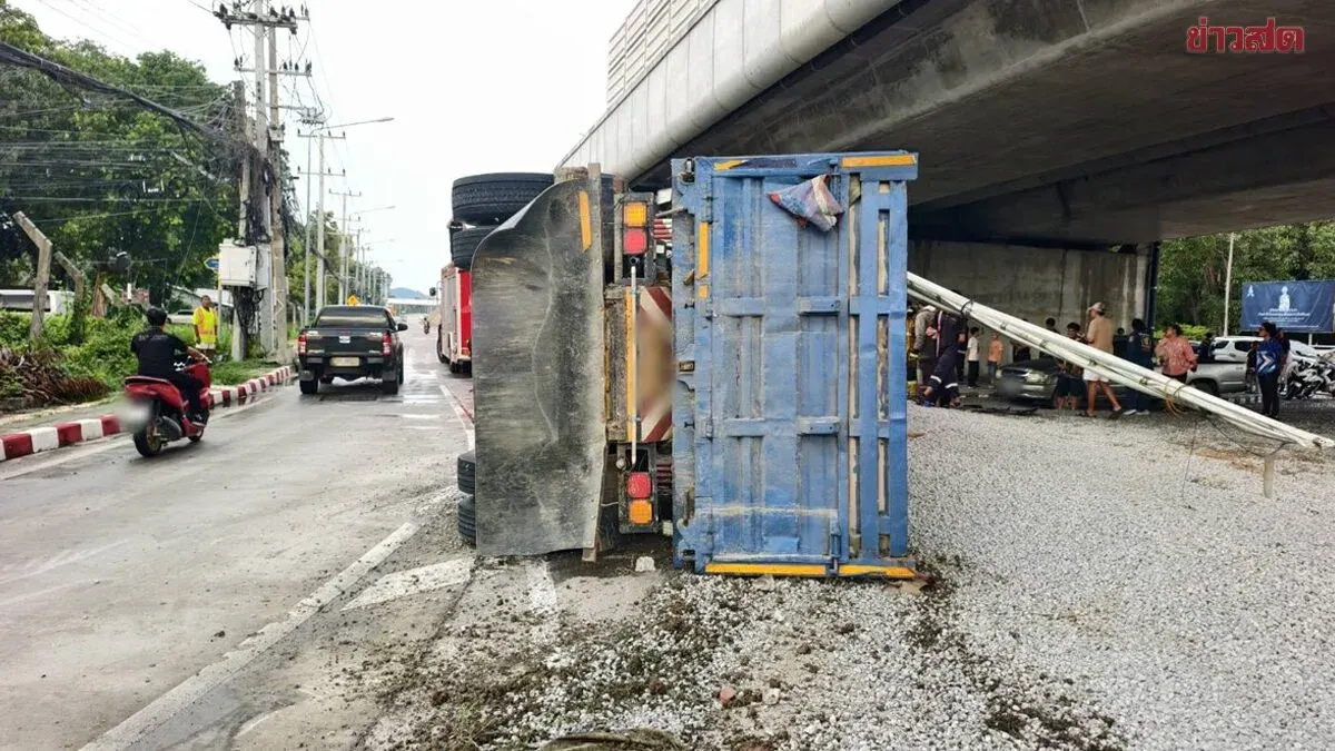 Speeding 18-Wheeler Overturns at Chonburi Roundabout, Two Seriously Hurt