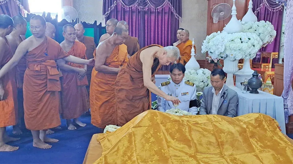 Royal Blessing Ceremony – His Majesty Bestows Sacred Water for the Funeral Rites of Phra Rajveeraphon at Wat Sri Boon Ruang
