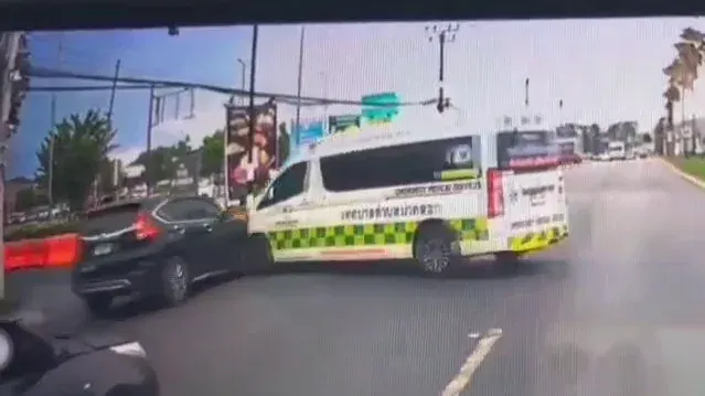 Motorists sound alarm after car hits ambulance at Thalang Hospital junction