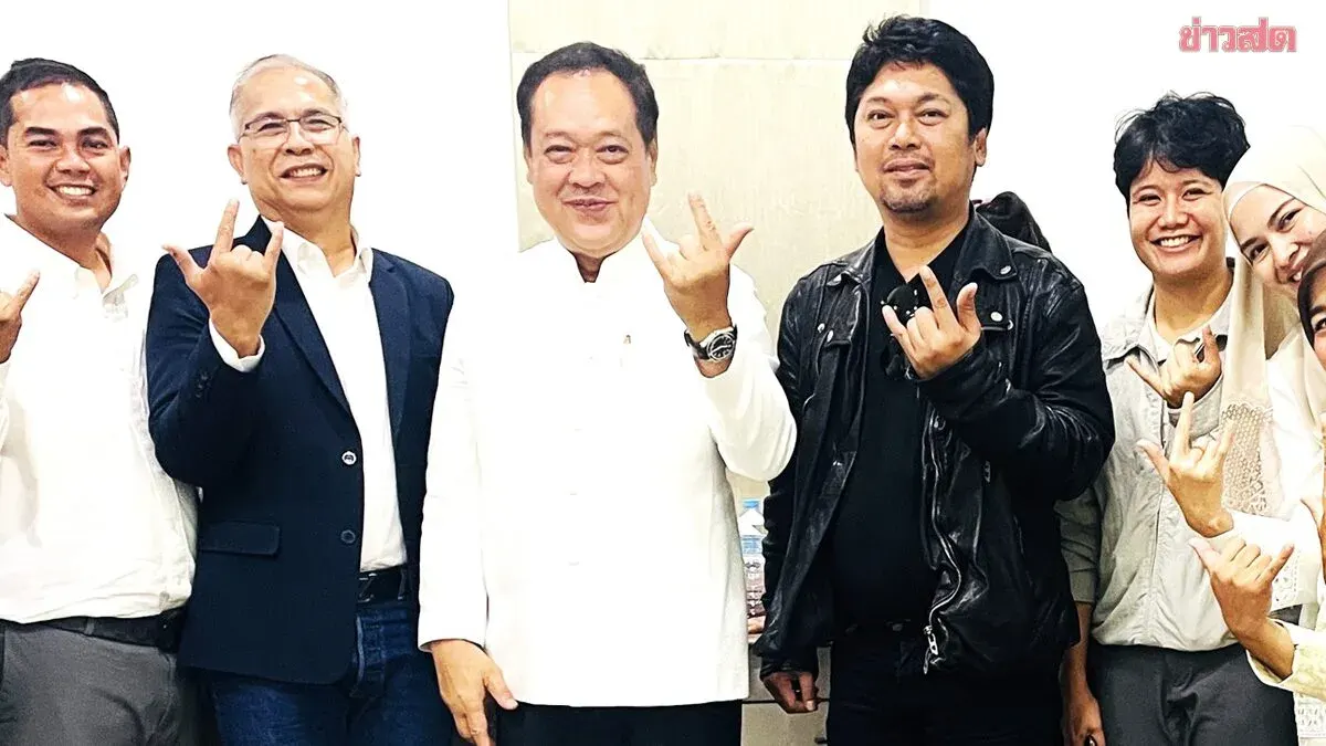 Politician Meets Rock Star Sek Loso During Southern Concert Tour