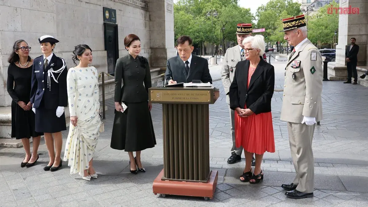 Thai Royals Honor War Dead At Paris Monument
