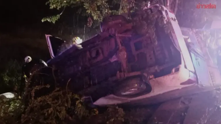 Pickup Truck Hits Power Pole, 18-Year-Old Dies in Bangkok Crash