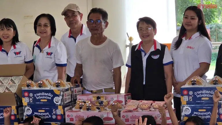 Foundation Donates Cakes, Funds to Flood Victims in Ratchaburi