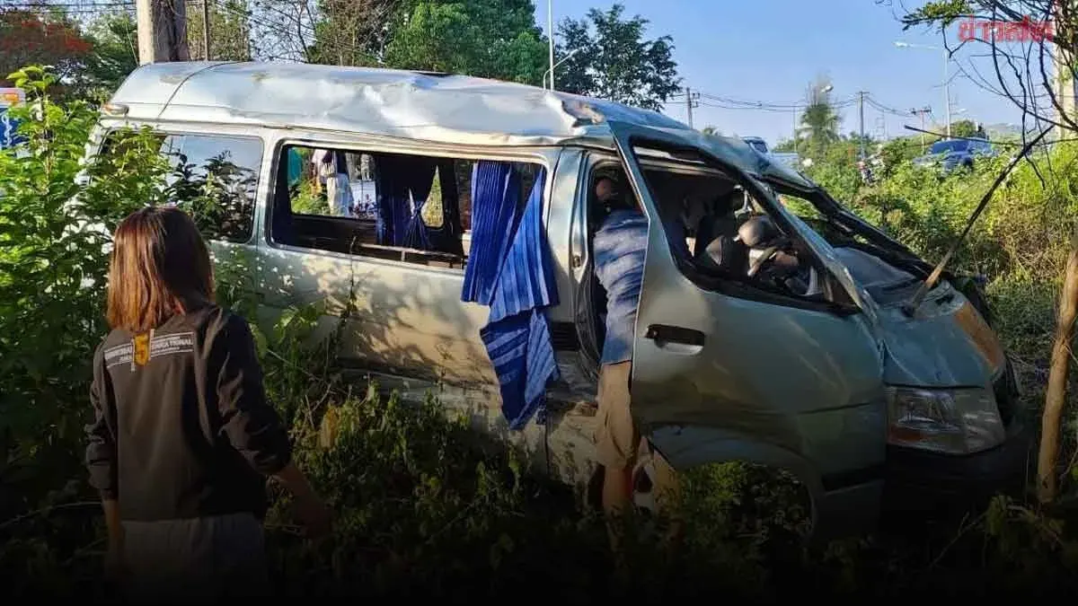 Student Shuttle Van Loses Control, Crashes Into Tree; 15 Injured Rushed to Chom Thong Hospital