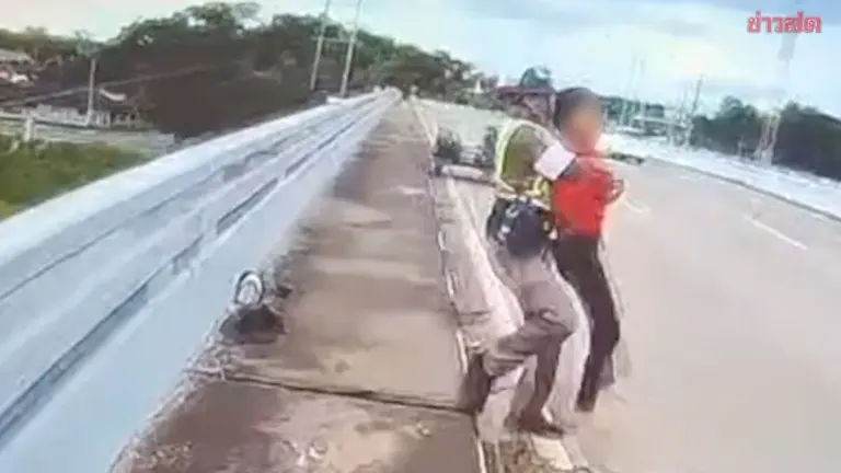 Three Nakhon Phanom Police Save Woman From Bridge Suicide Attempt