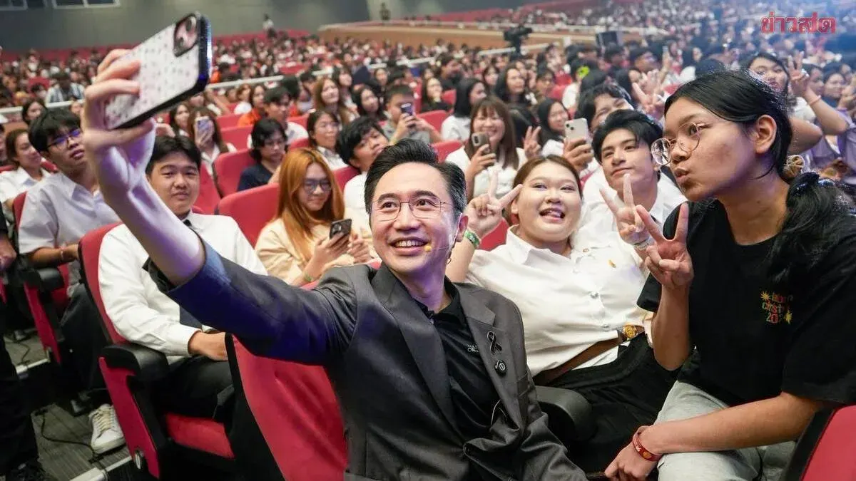 Deputy PM Inspires Thousands of Thammasat Freshmen at Orientation