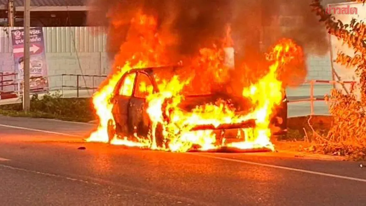 Car Fire Engulfs Vehicle as Couple Flees Chiang Mai