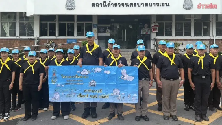 Bangkok Bangkhen Police Hold Volunteer Cleanup For Royal Birthday