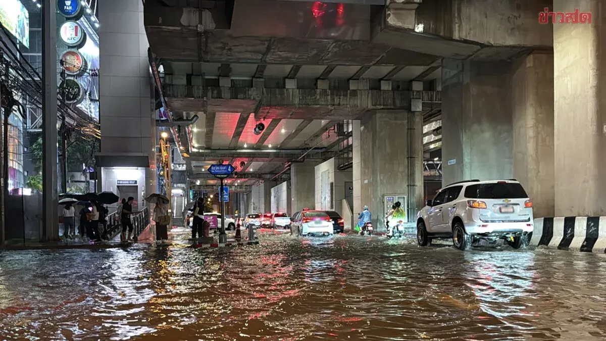 Heavy Rain Floods Nonthaburi Streets, Traffic Gridlocked