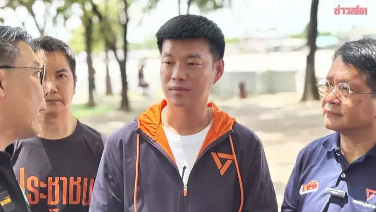 Thai Party Leaders Distribute Aid in Nonthaburi Floods