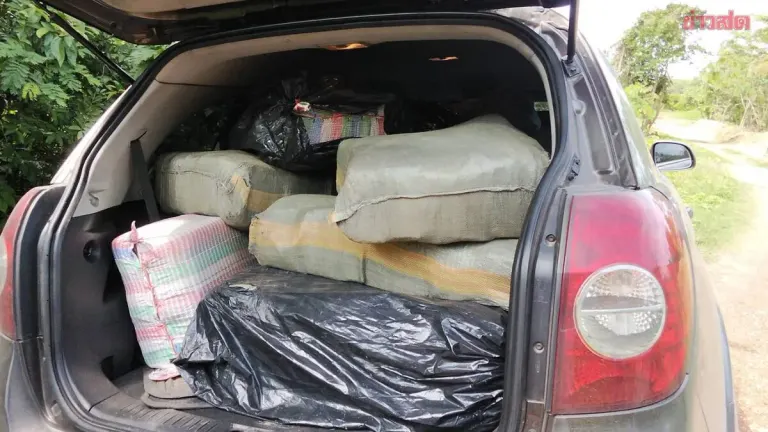 Drug-Smuggling Vehicle Breaks Through Narcotics Checkpoint, Fleeing from Phrae to Sukhothai Before Abandonment; 21 Bags of Methamphetamine Discovered