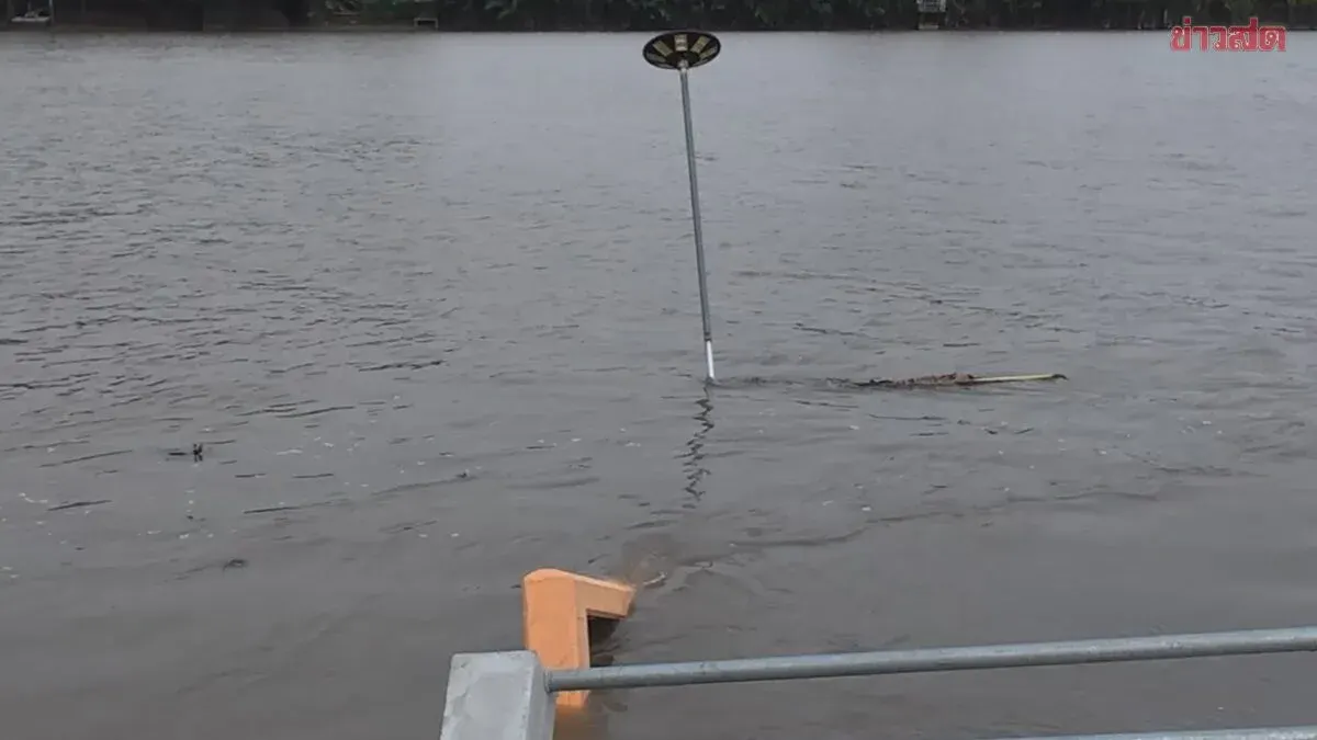 Concrete Foundation Collapses into Bang Pakong River as Owner Fails to Rescue Valuables in Time