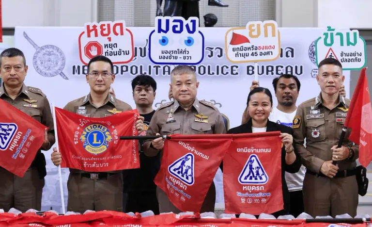 Deputy Metropolitan Police Commander Presides Over Handover of 1,760 Red Safety Flags to 88 Police Stations Across Bangkok