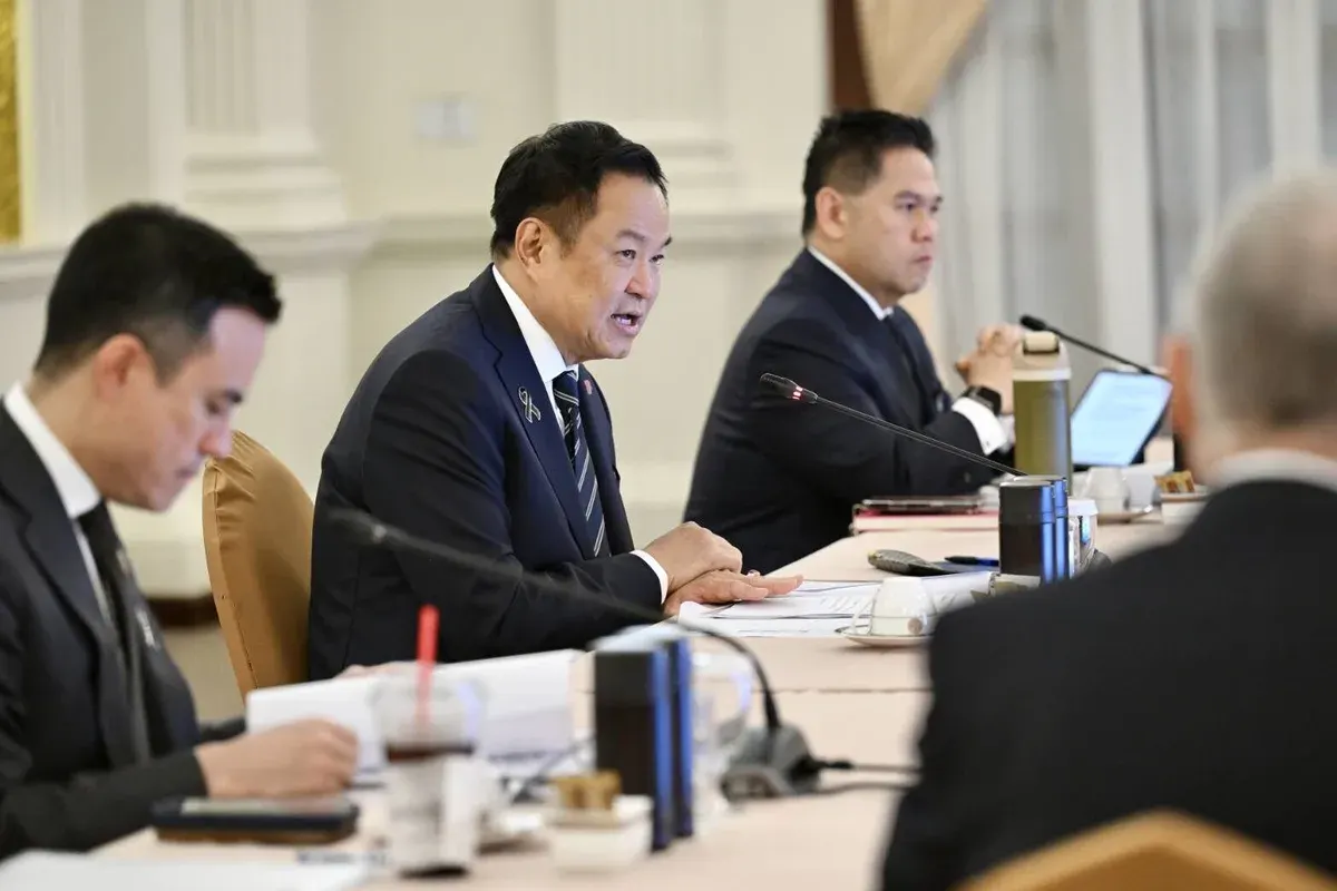 PM Pitches Clean Energy Plan to European Investors