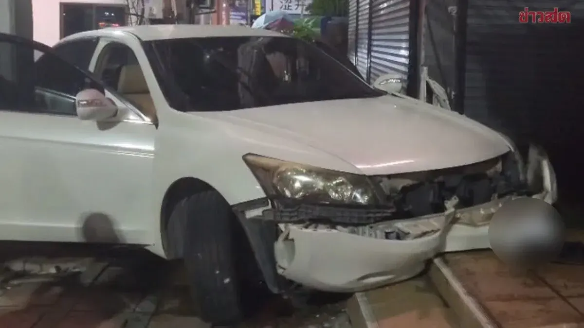 Young Driver Panics Behind the Wheel, Loses Control and Crashes into Residential Home