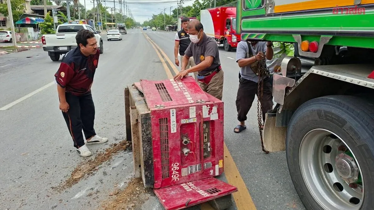 Hundred-Thousand-Baht Air Compressor Falls from Ten-Wheeler in Middle of Road, Driver Oblivious; Fortunately No Motorcycles Hit; Municipality Struggles with Cleanup