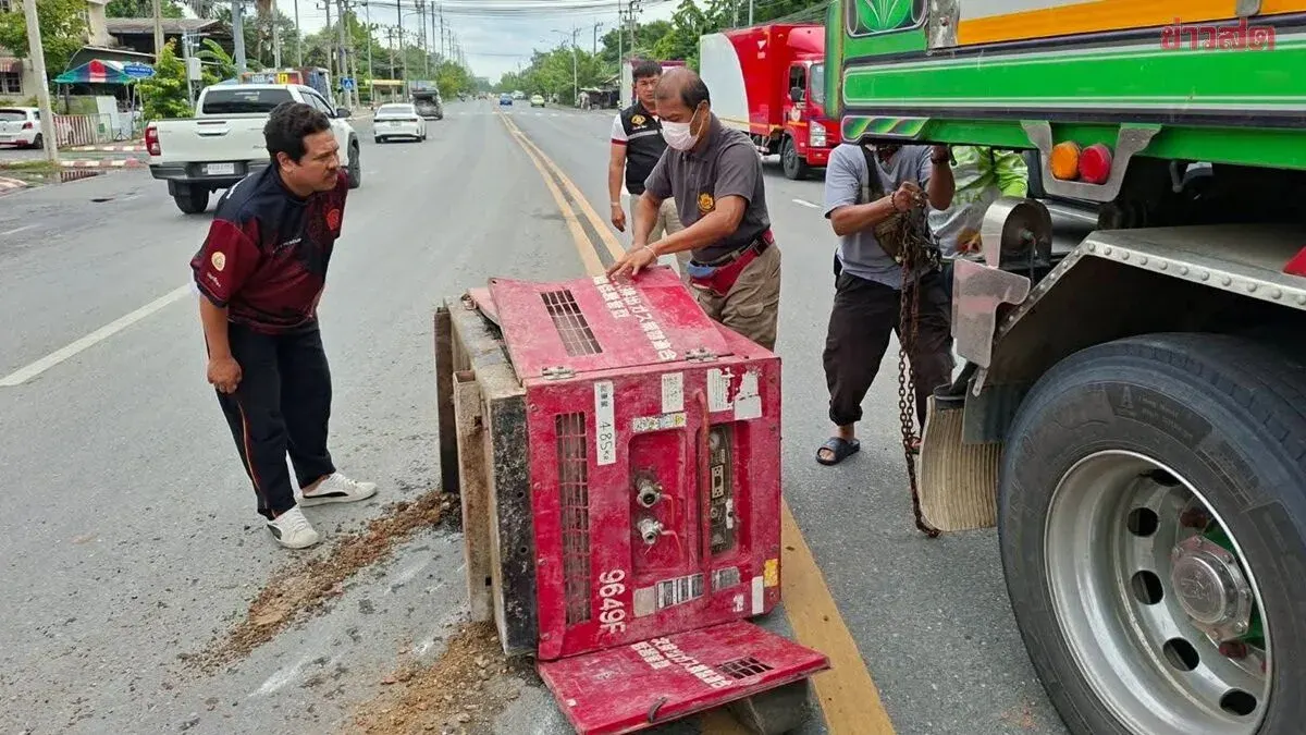 Hundred-Thousand-Baht Air Compressor Falls from Ten-Wheeler in Middle of Road, Driver Oblivious; Fortunately No Motorcycles Hit; Municipality Struggles with Cleanup
