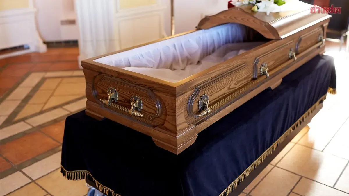"Coffin Therapy" – Japan's Bizarre New Wellness Trend: Lying Still in a Coffin for Mental Healing