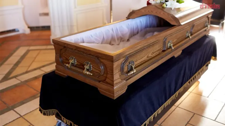 "Coffin Therapy" – Japan's Bizarre New Wellness Trend: Lying Still in a Coffin for Mental Healing