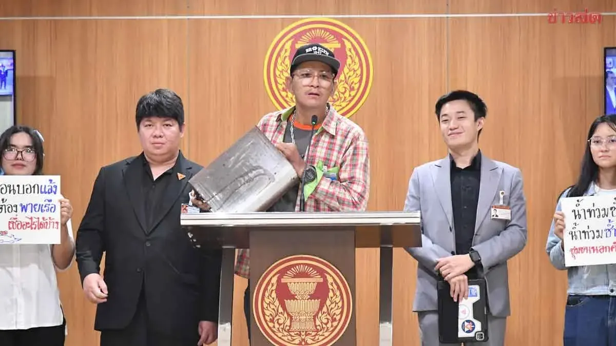 Ayutthaya Residents Dump Rubbish at Parliament Over Repeated Flooding