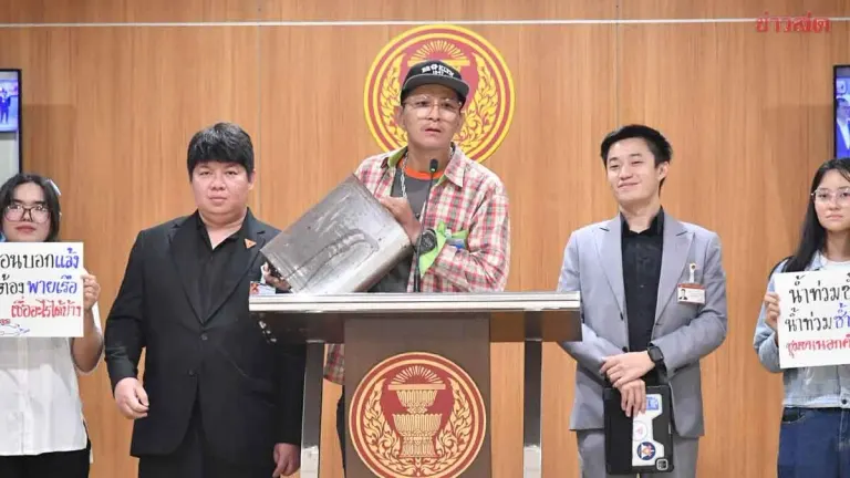 Ayutthaya Residents Dump Rubbish at Parliament Over Repeated Flooding