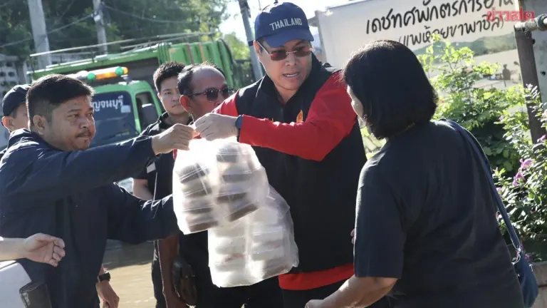 Deputy Minister Sets Up Five Flood Relief Kitchens in Kanchanaburi