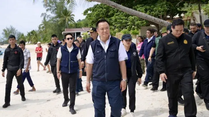 Anutin: Beaches in front of hotels are public