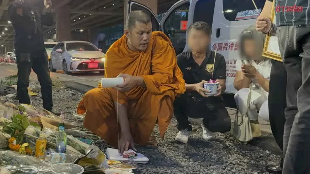 Grieving Family Lights Incense and Invites Monk to Call Spirit of 'Nong Khanu,' Victim of Train-Bus Collision
