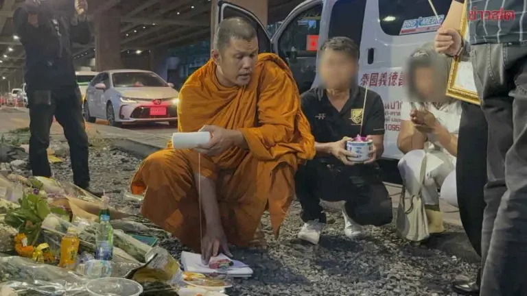 Grieving Family Lights Incense and Invites Monk to Call Spirit of 'Nong Khanu,' Victim of Train-Bus Collision