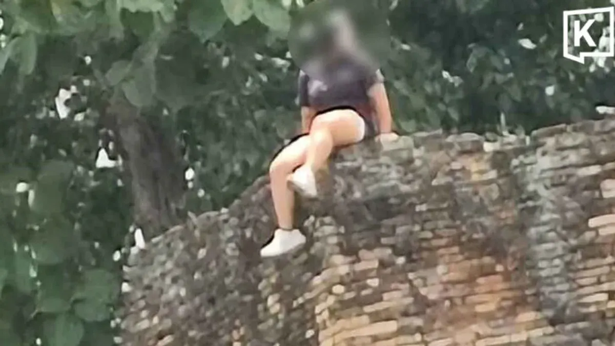 Chinese Tourist Criticized for Sitting on Chiang Mai Ancient Wall