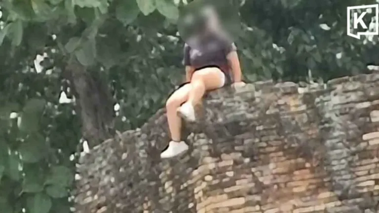 Chinese Tourist Criticized for Sitting on Chiang Mai Ancient Wall