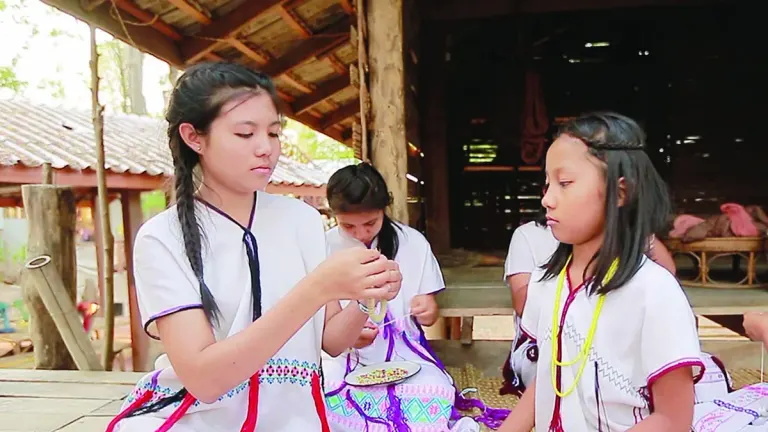 Karen Community Keeps Ancient Weaving Traditions Alive