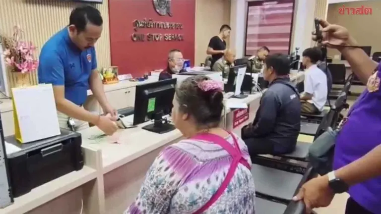Market Vendor Turns in Lost Wallet, Reunites It With Owner