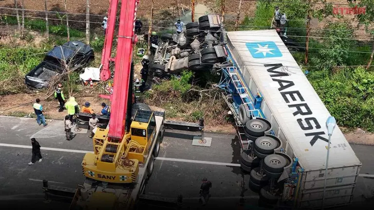 40-Ton Durian Truck Headed for China Overturns After Collision; Driver Trapped in Wreckage for 7 Hours but Miraculously Survives