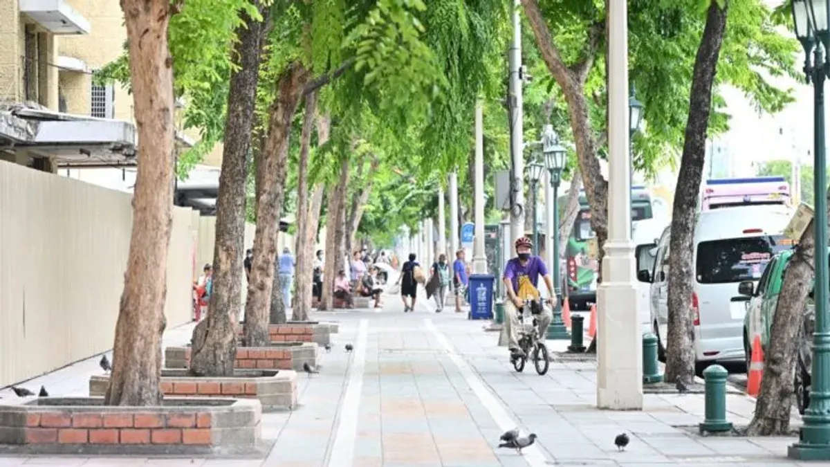 Bangkok Urges Public to Stop Food Handouts on Ratchadamnoen Road