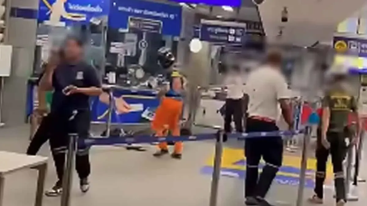 Rescue Volunteers Assault Taxi Driver Near Bangkok MRT Station