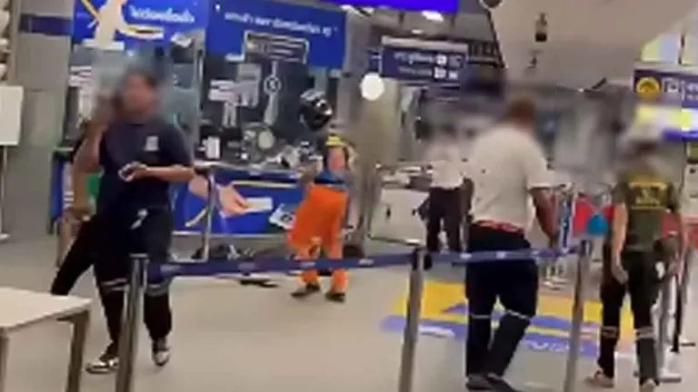 Rescue Volunteers Assault Taxi Driver Near Bangkok MRT Station