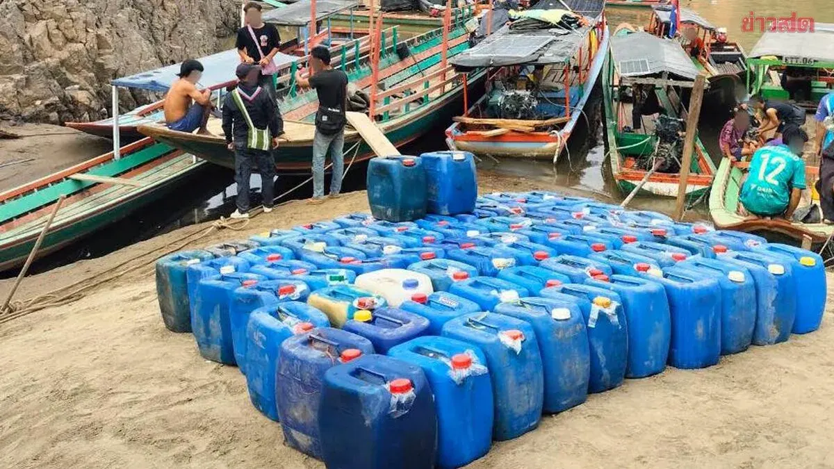 Customs Officers Seize 1,800 Liters of Gasoline Abandoned on Salween River Bank, Suspected for Illegal Cross-Border Smuggling