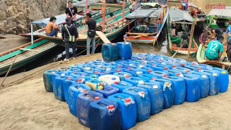 Customs Officers Seize 1,800 Liters of Gasoline Abandoned on Salween River Bank, Suspected for Illegal Cross-Border Smuggling